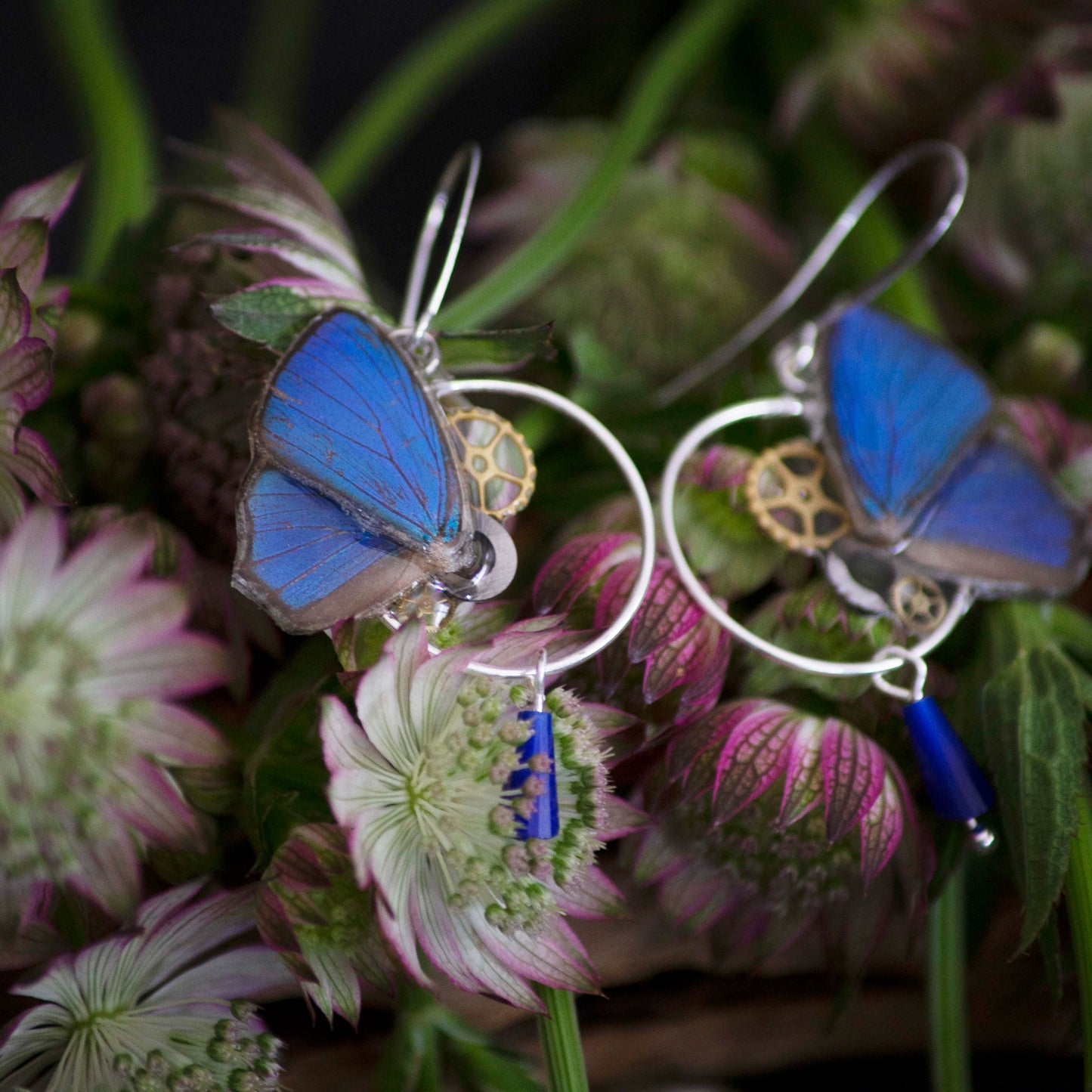 Boucles d'oreille Zéphyr papillon Hypochrysops bleu iridescent – engrenage doré Art Nouveau | Victorian Rehab